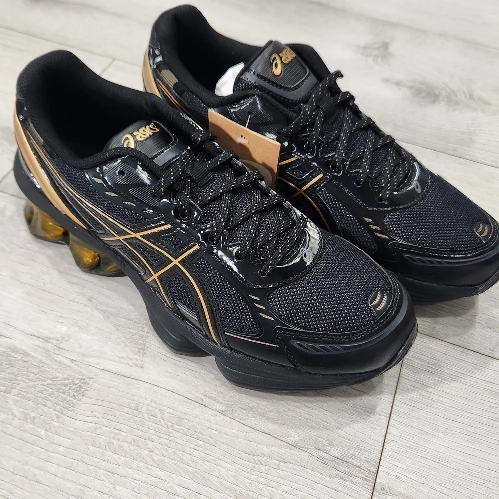 ASICS Men's Black and Gold Running Shoes. Size 9.0